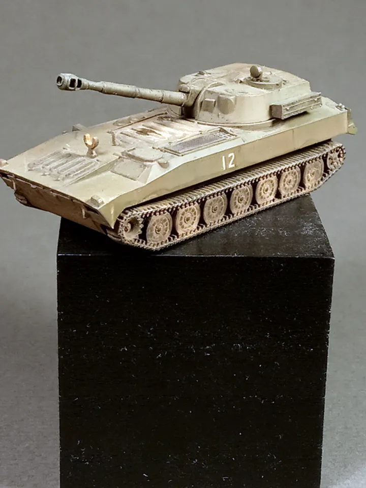 Built model Self-Propelled Hovitzer Gvozdika, 1/100 scale w/stand