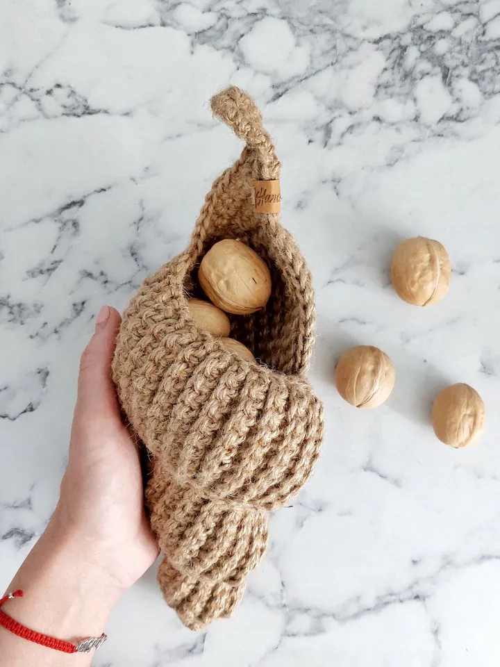 A hanging basket in the shape of a sea shell.
Handmade crocheted seashell made of jute.
Eco-friendly decor in a nautical style. Use the basket as a cachepot for small flowers, organizer for cosmetics, for combs and other items.