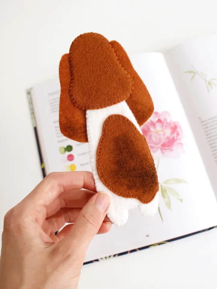 Felt long Basset hound bookmark hand sewing PDF tutorial with patterns. DIY dog breed bookmark. Book and pets lover gift. Felt school supplies