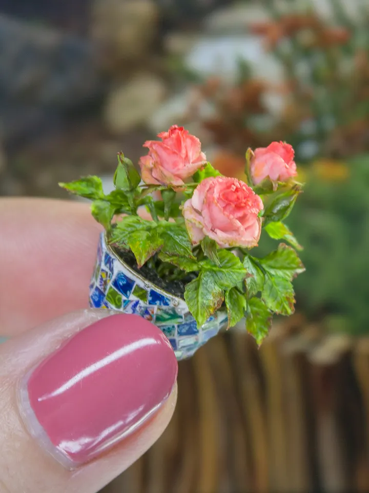 MINIATURE Roses in a Ceramic pot | Dollhouse miniatures