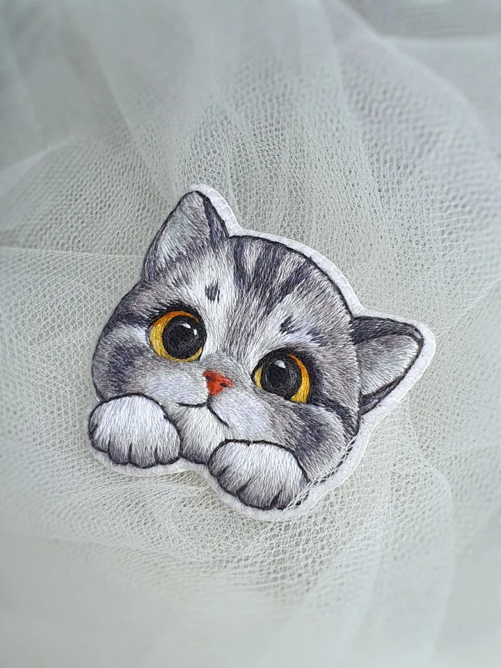 Kitten Brooch. Hand-embroidered brooch, artistic satin stitch.