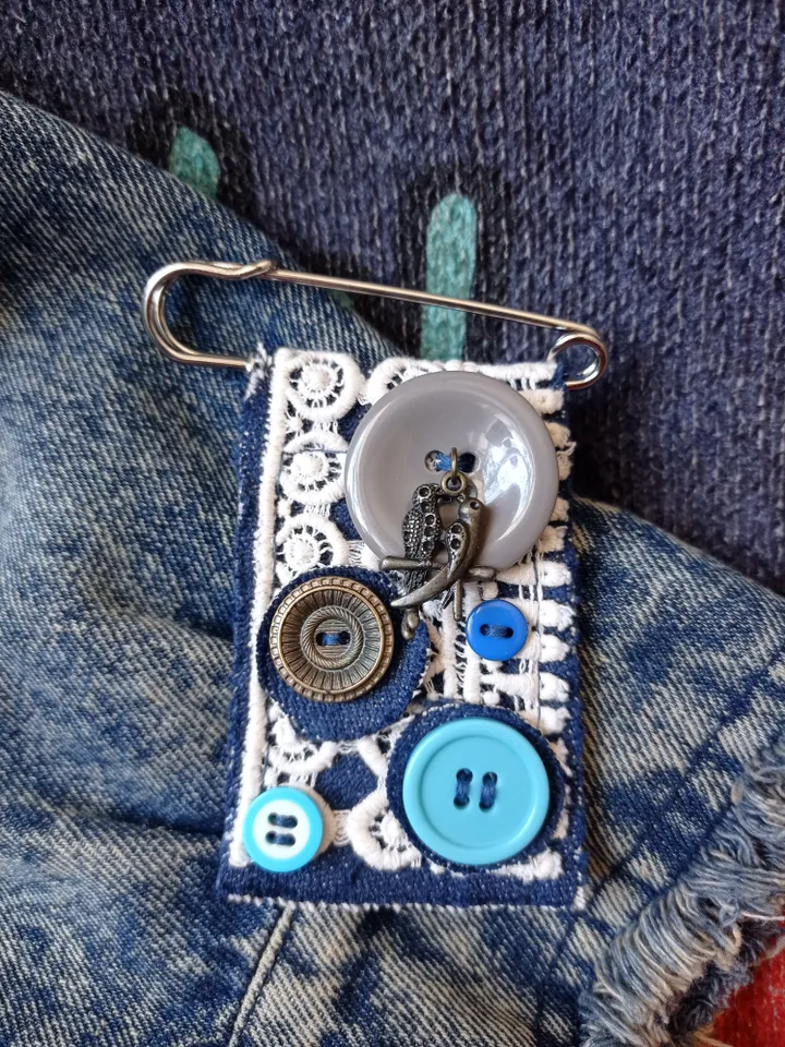 Denim brooch kilt pin "Birds"