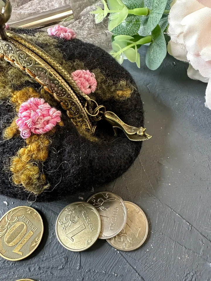 Coin purse with embroidery.