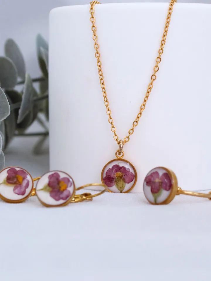 Set jewelry with common yarrow