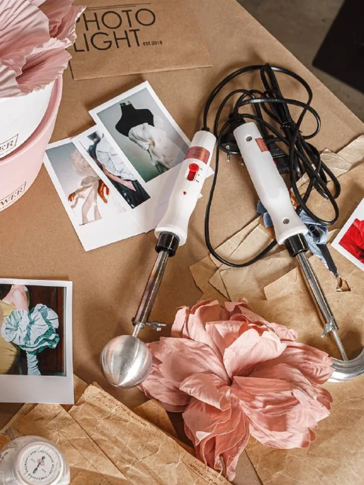 White soldering iron with 2 modes (40 and 60 watts)