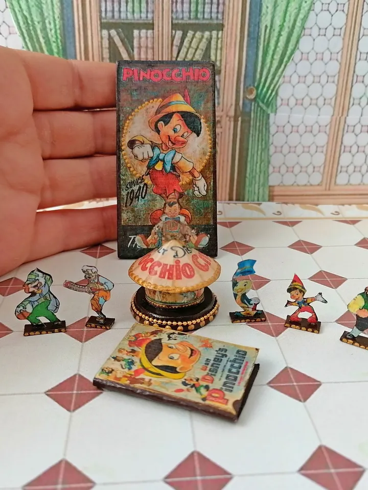 Dollhouse accessories set. Scale 1:12.