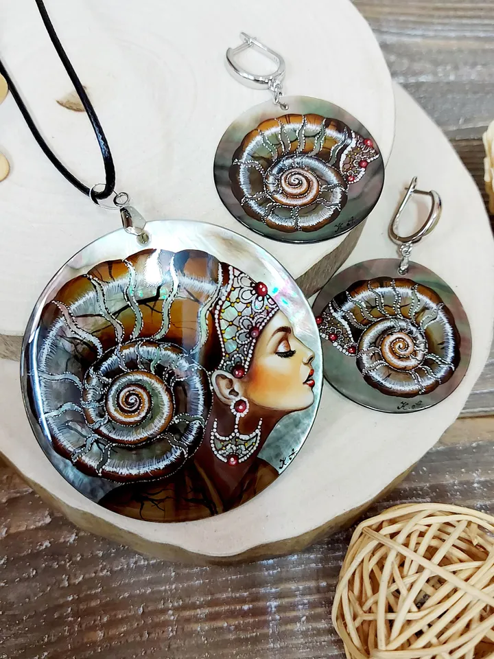 Nacre set necklace pendant and pearl earrings "Queen Ammonite". Mother-of-pearl. Hand-painted on shell. Hand painted miniature Jewelry