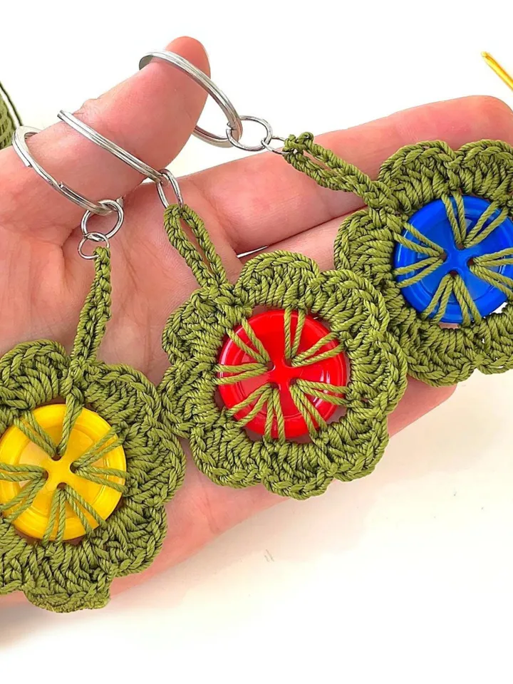 Retro Button Bloom Keychain Crochet Pattern, Easy Upcycled DIY Bag Charm PDF, Round Yarn Key Ring Motif Tutorial