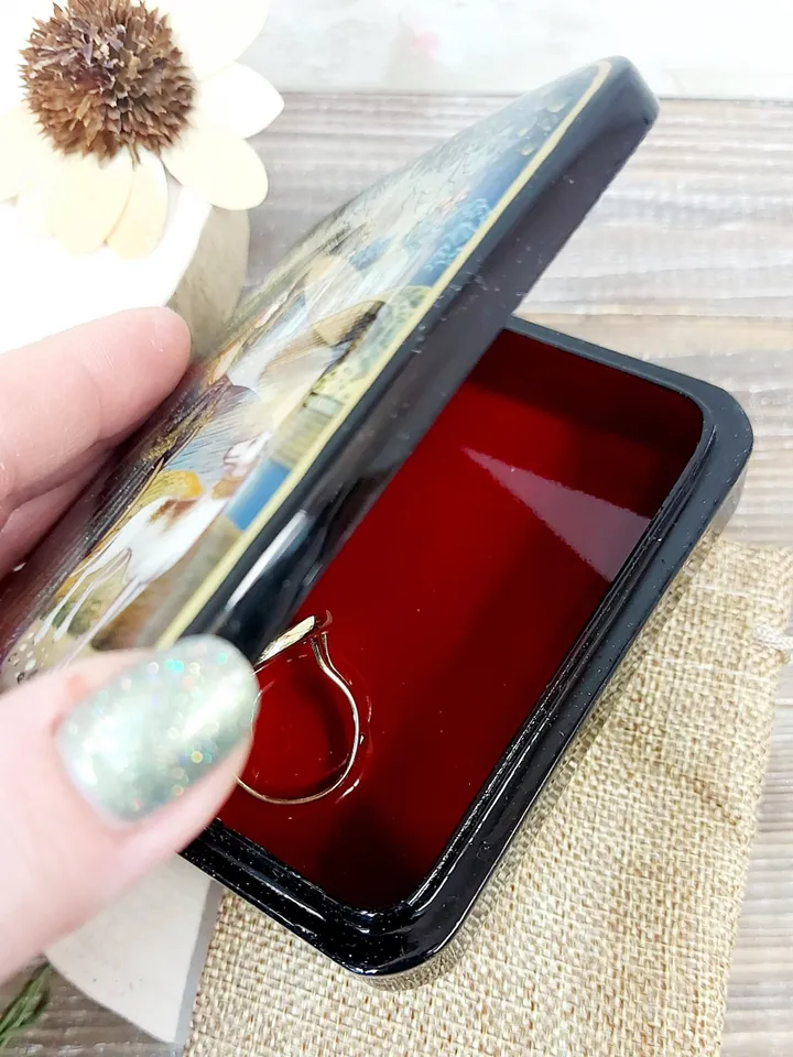 Beautiful Lacquer Box "The lady in the hat", Hand painted miniature painting jewelry box Mother of pearl Papier mache Art gift Fedoskino