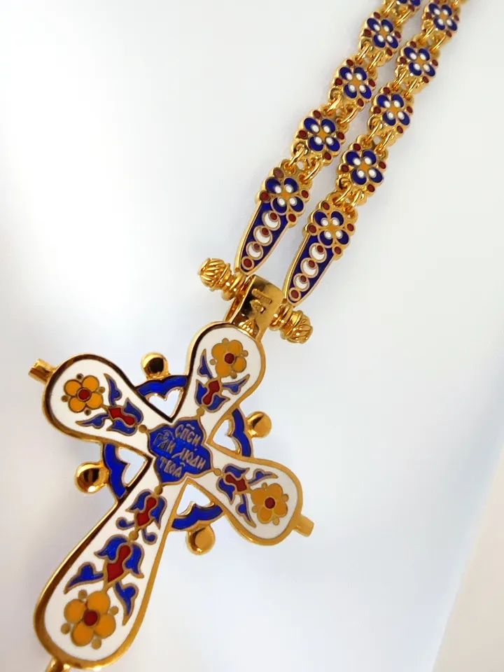 Gorgeous cross complete with incredible chain