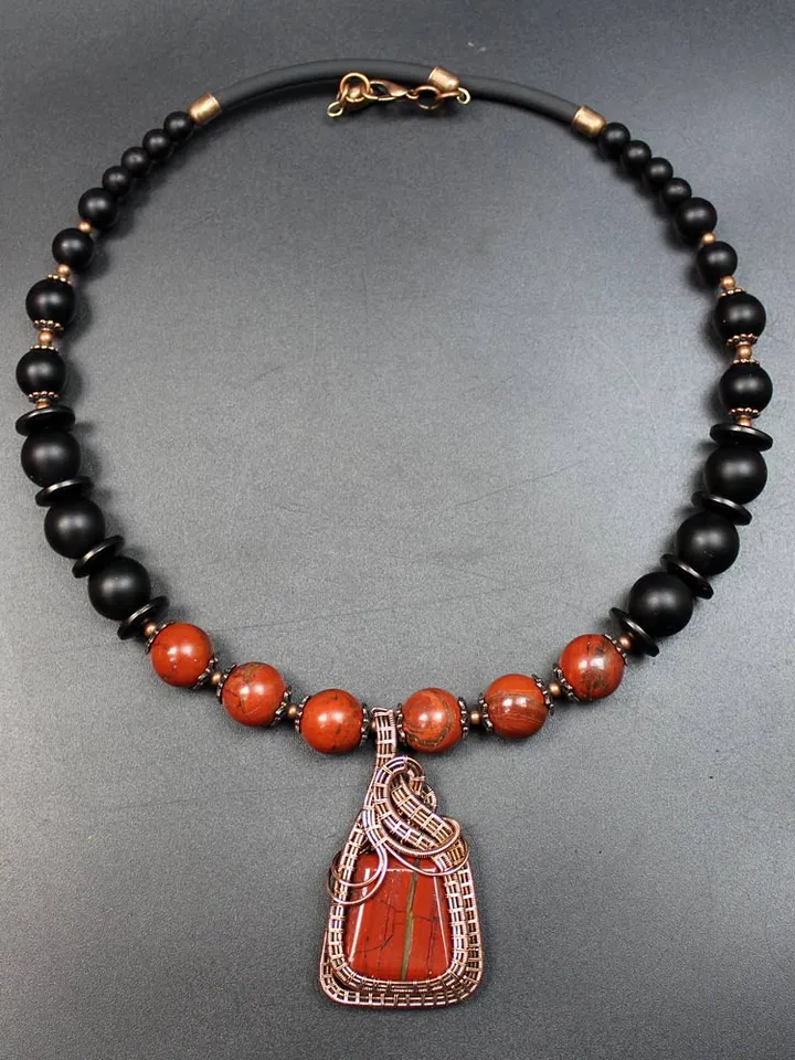 Handmade necklace made of jasper, agate and wire.