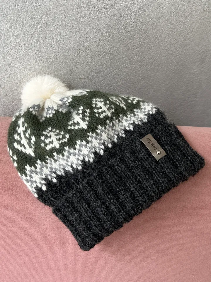 Knitted jacquard pompom hat