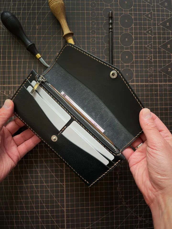 Pattern of a classic women's wallet - Pattern of a leather wallet - Download PDF & video TUTORIAL. Punch pitch 5 mm.