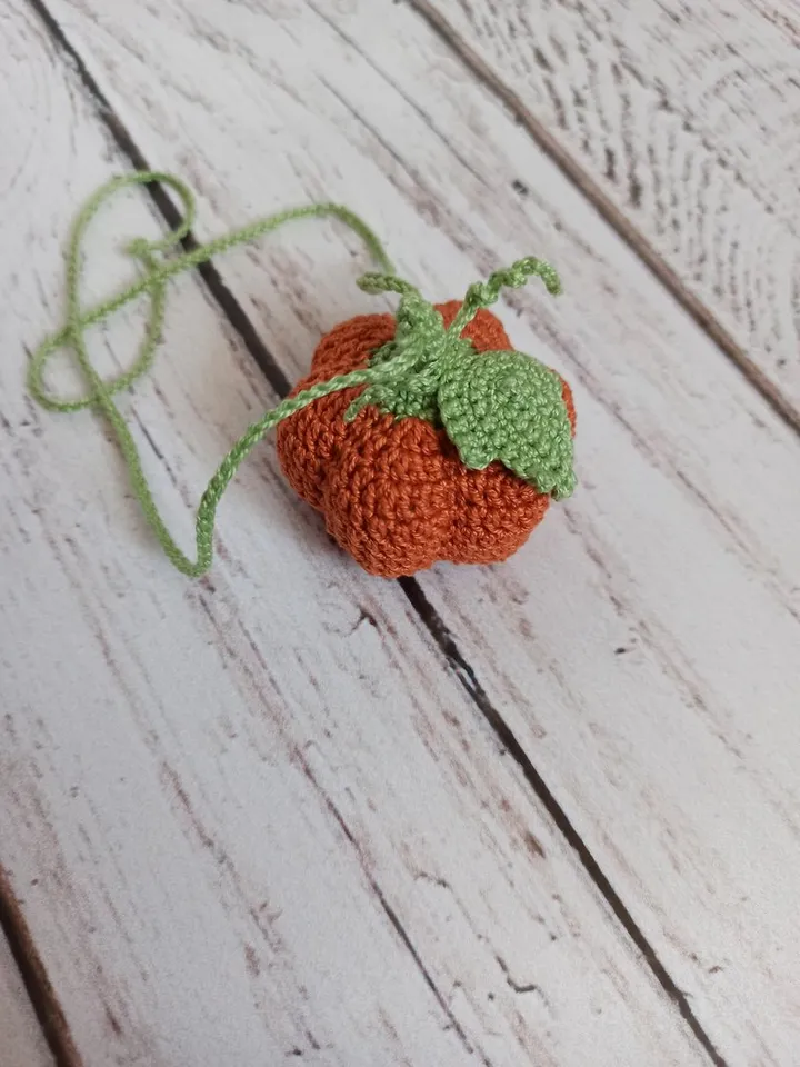 Crochet keychain pumpkin, Halloween decoration auto accessories, fall car decor