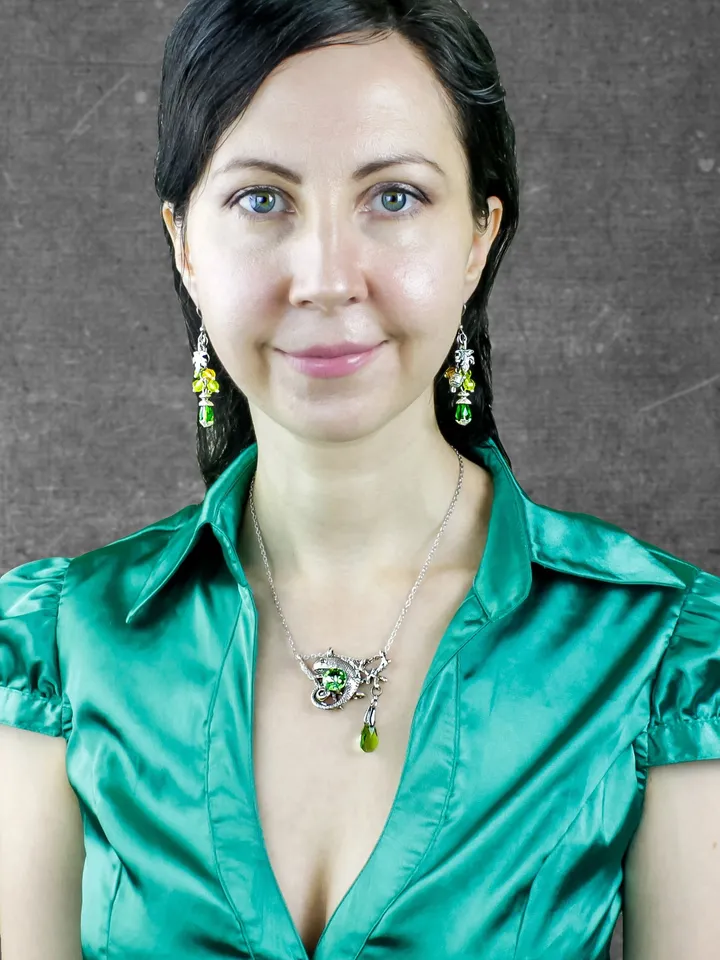 Chameleon Swarovski Crystal Pendant Necklace – Unique Green Gemstone Lizard Jewelry for Women