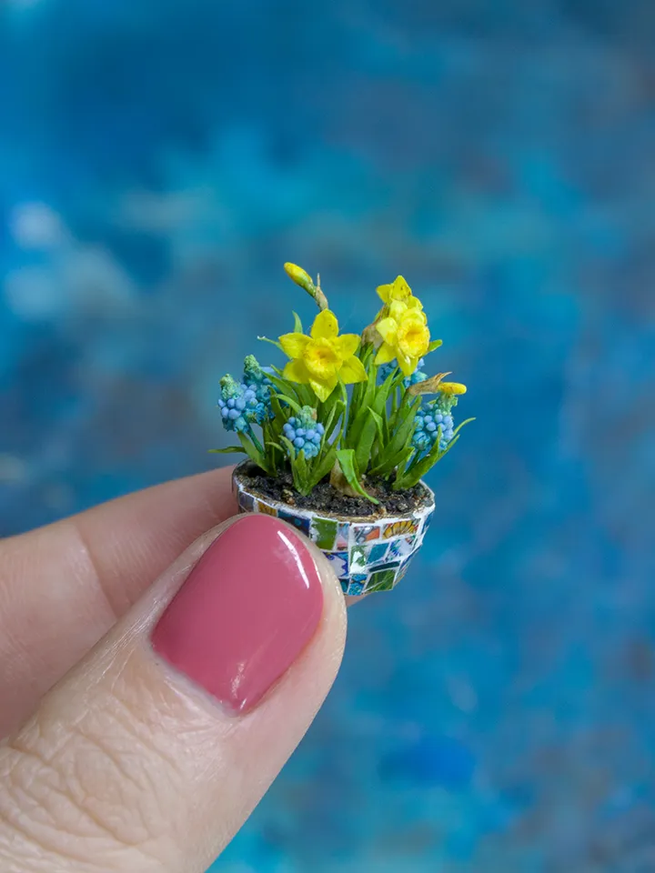 MINIATURE daffodils and muscari in a mosaic pot | Dollhouse miniatures