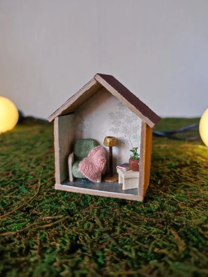 Roombox Miniature Dollhouse with Furniture 1/100 Reading Nook