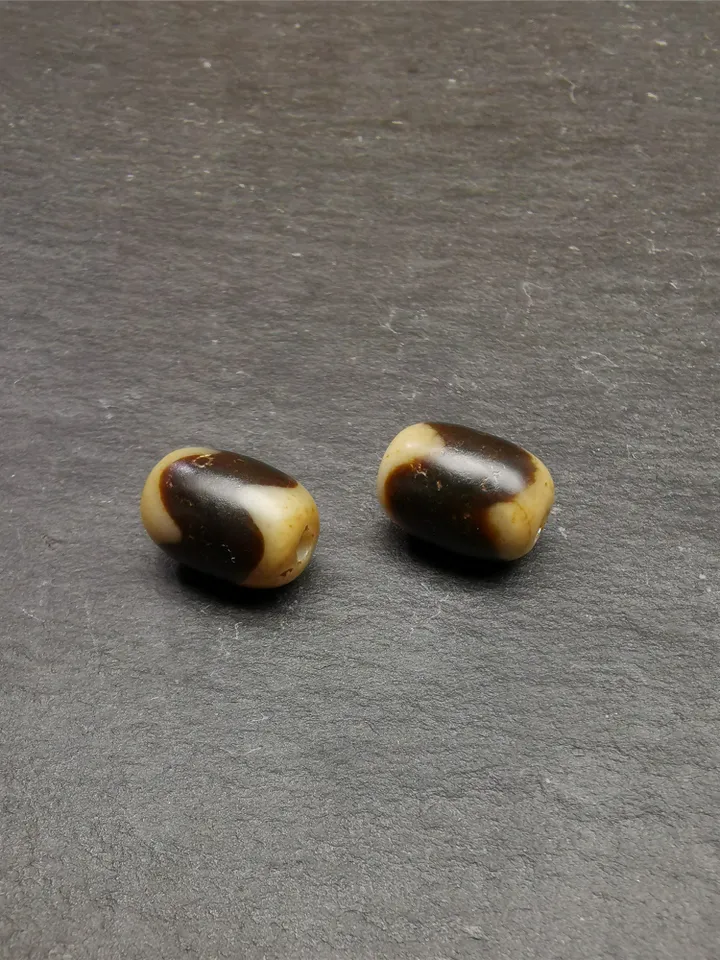 Gandhanra TibetanTiger Tooth Dzi Bead Accessories,Dzi Spacer Beads,Marker Beads for Mala,Necklace,amulet,0.4&quot; × 0.54&quot;
