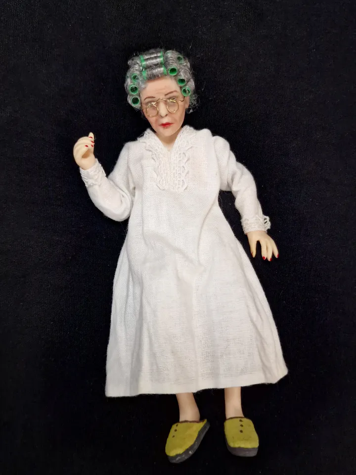 Miniature doll in 1/12 scale for the dollhouse. Size: 5,7 " ( 14,5 cm)