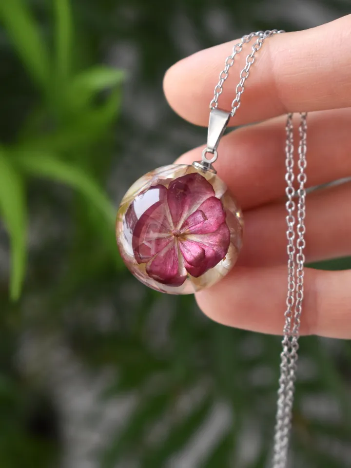 Hydrangea sphere pendant in resin. Necklace with pink hydrangea. Pendant sphere with real hydrangea.