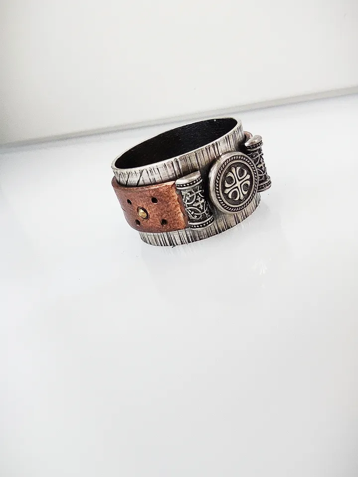 Stylish designer ring. You can choose a bracelet or chain for the ring.