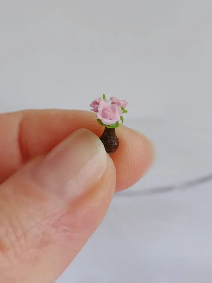 Miniature: three pink roses in a vase for a dollhouse in 1/48 and 1/24 scale