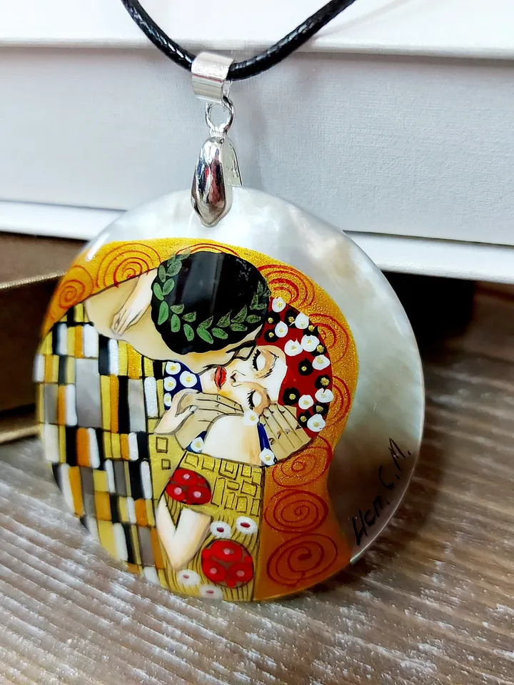 Pearl pendant necklace: The Kiss of lovers in charming handmade lacquer pendant for art lover • Aesthetic dainty necklace art nouveau style