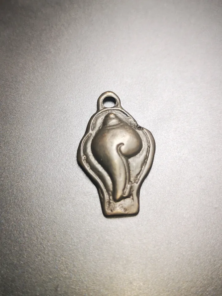 Gandhanra Antique Shankha(Divine Conch) Badge,Tibetan Buddhist Protective Amulet Pendant,Made of Thokcha,60 Years Old