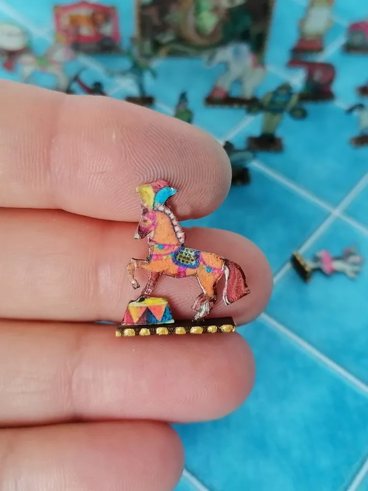 Box with circus figurines to fill the dollhouse in 1:12 scale. Completely handmade.