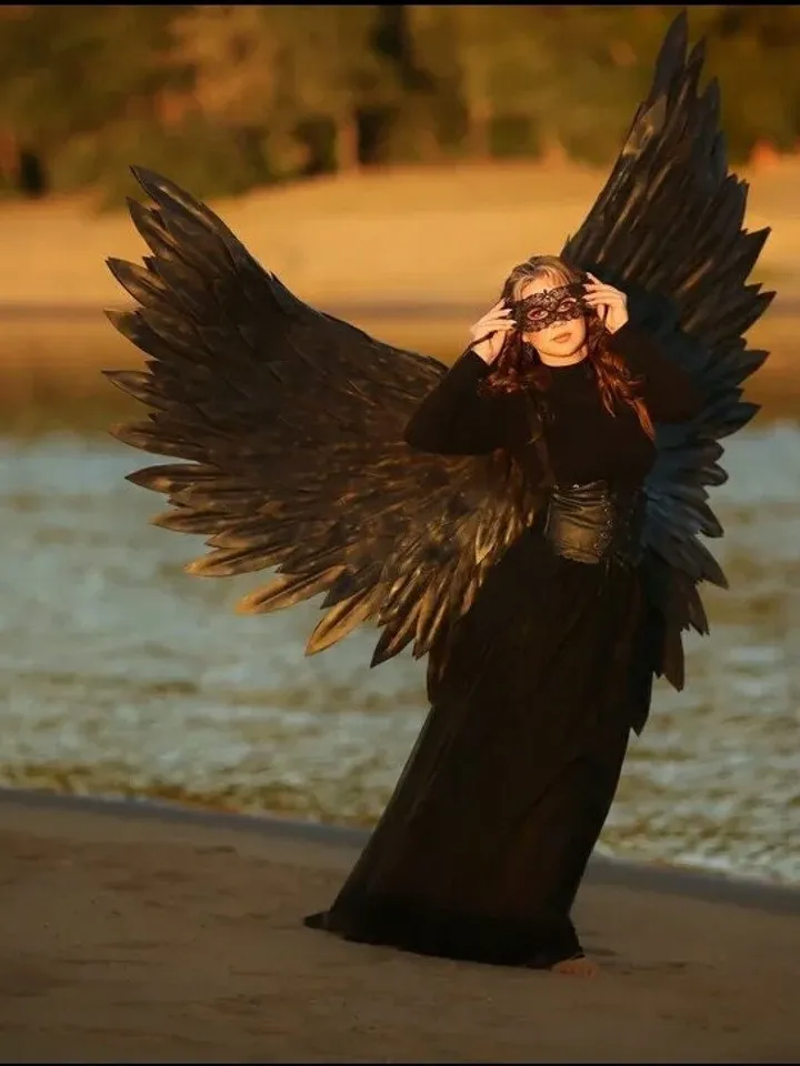 black angel wings, angel wings. wings of maleficent, maleficent cosplay, wings for halloween