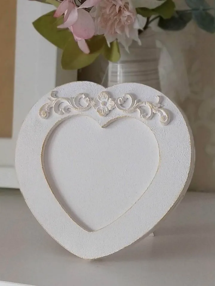 Small white photo frame in shape of heart Shabby chic picture frame Shabby chic heart-shaped photo frame Mini picture frame Love photo frame Valentine's Day gift Mothers day gift Birthday gift Wedding gift