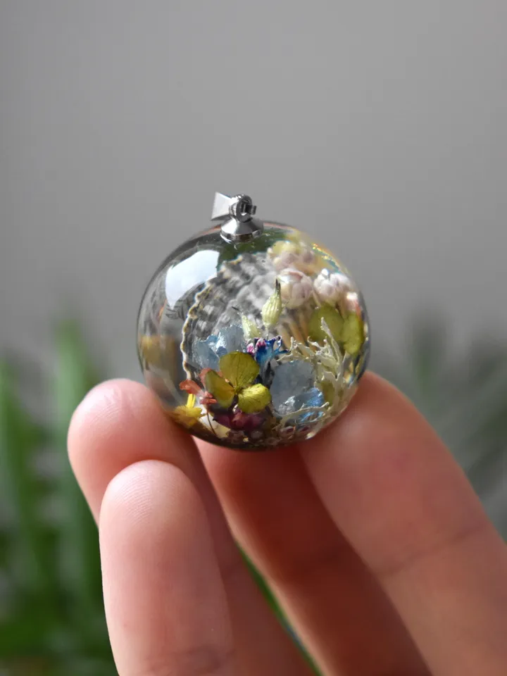 Shell with a pearl pendant. Sea pendant with shell, pearl and real flowers. Pinctada pendant.