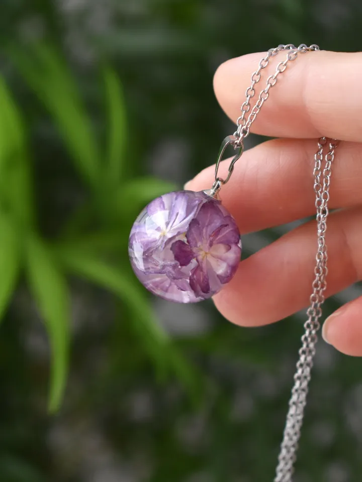 Hydrangea pendant in resin. Necklace with pink hydrangea. Pendant sphere with real hydrangea.