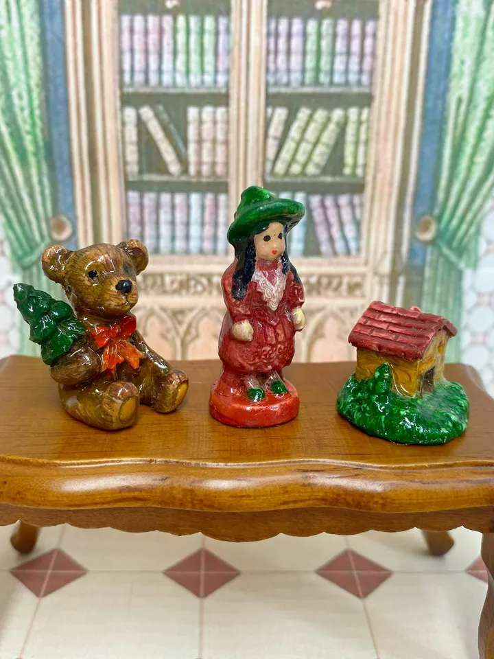 Vintage ceramic figurines for a dollhouse. 1:12. Mini figurines for a doll. Dollhouse accessories.