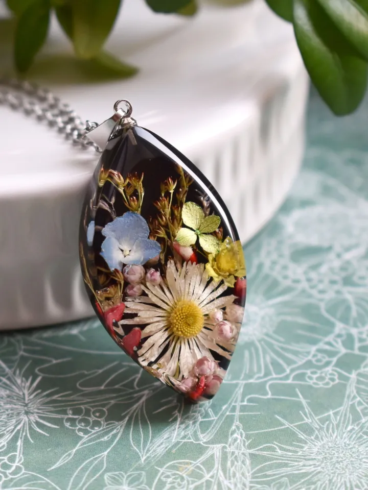 Tiny Flower Necklace. Daisy and hydrangea in resin. Pendant with autumn flowers and herbs in resin.