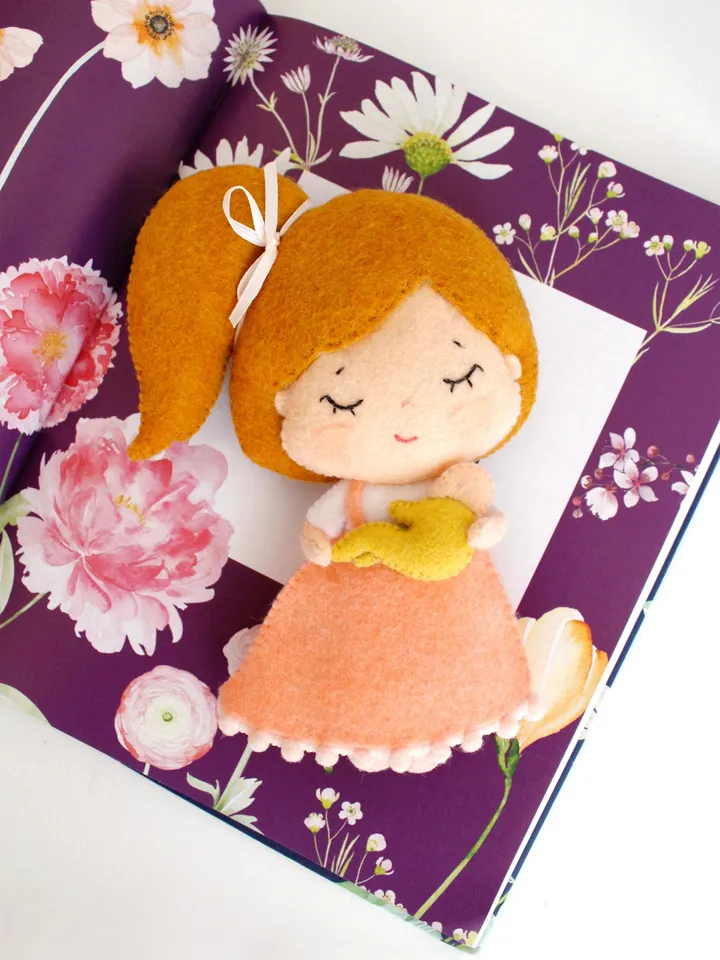 Felt mama doll with a baby hand sewing PDF tutorial with patterns. Soft toy pattern. DIY Mother's day gift. Handmade present for mom