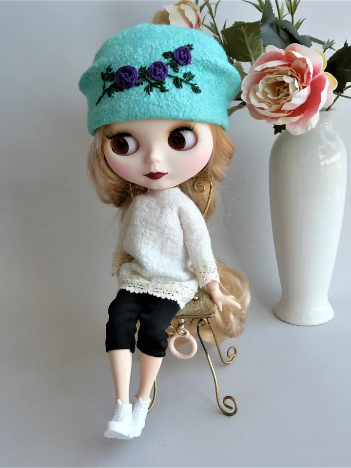 Blythe hat with embroidery