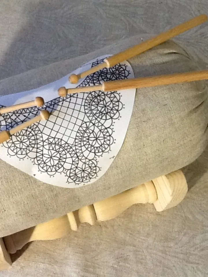 Stand and pillow for bobbin lace making