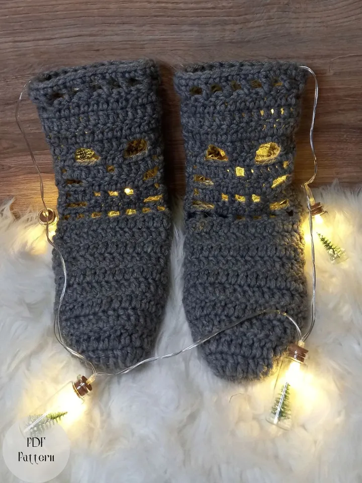 Crochet socks pattern, House slippers with skulls, PDF Pattern warm socks, Wool women's slippers