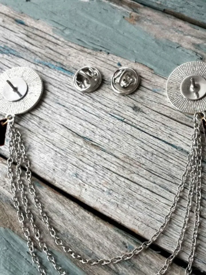 Harry Potter Nine and three quaters collar brooch with charm