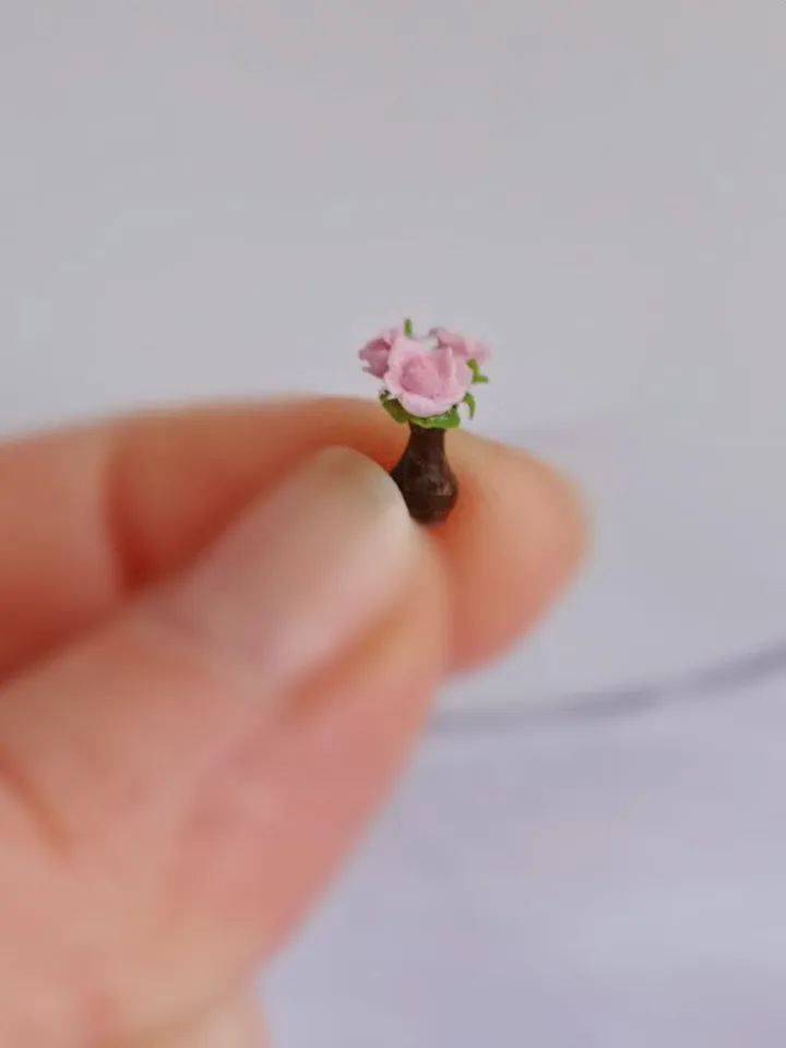 Miniature: three pink roses in a vase for a dollhouse in 1/48 and 1/24 scale