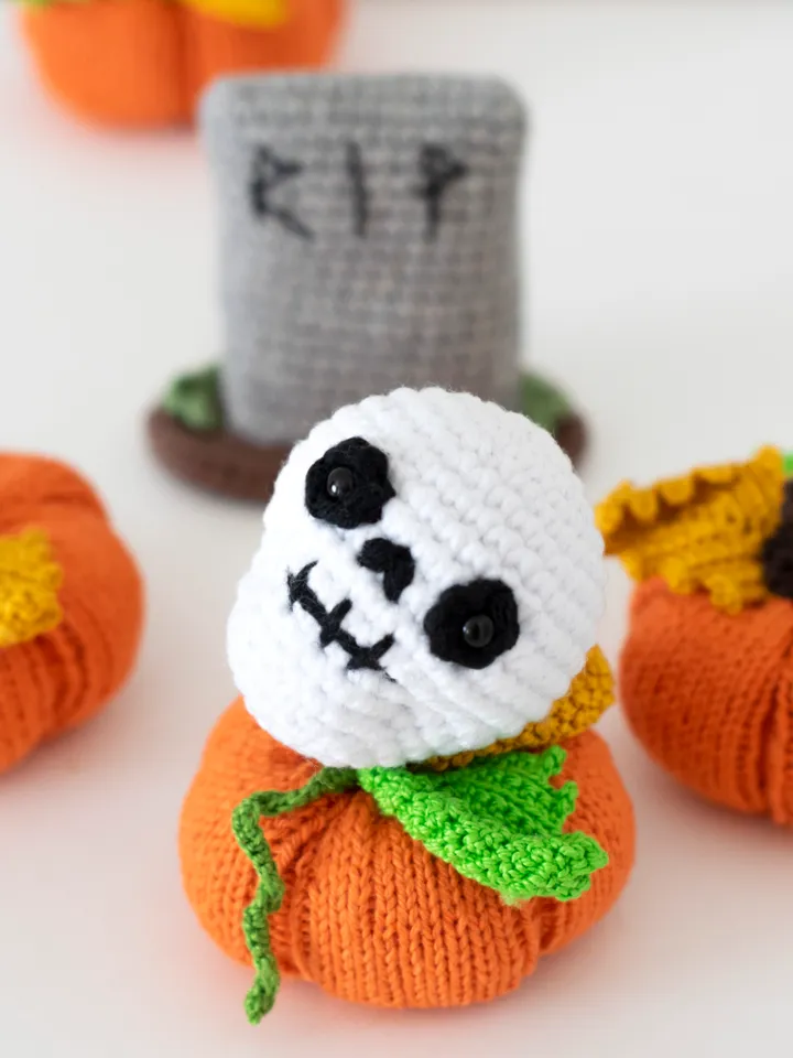 Knitted stuffed skull, handmade miniature monster toy, skeleton toy, Halloween sign, Halloween party, graveyard decor