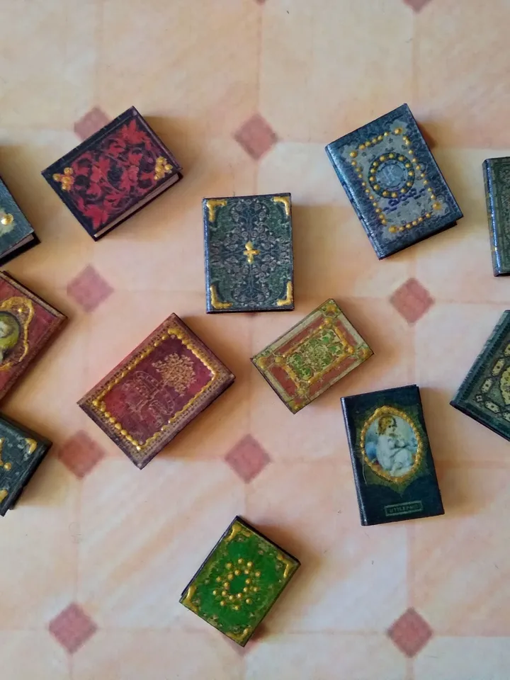 Books. A set of books. 6 items.1:12 scale.