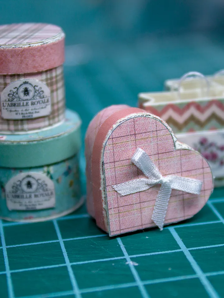 TEMPLATE Miniature Valentine's round and heart boxes for 1:12 scale dollhouse