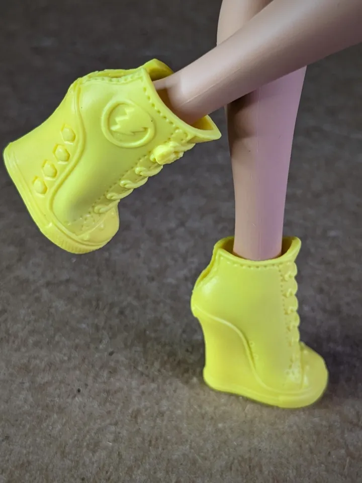 Yellow wedge heel boots for 11 inch female dolls (MH g1, g2 or EAH)