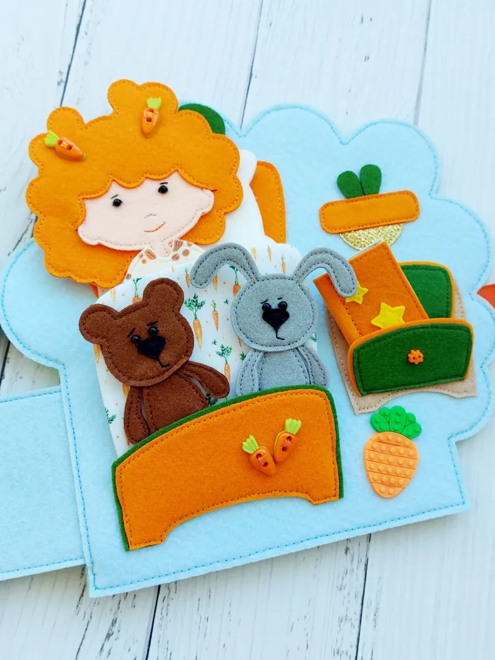 Carrot Dollhouse Felt Dollhouse Kids Dollhouse with Clothes and Food Set Portable Fabric Doll Room