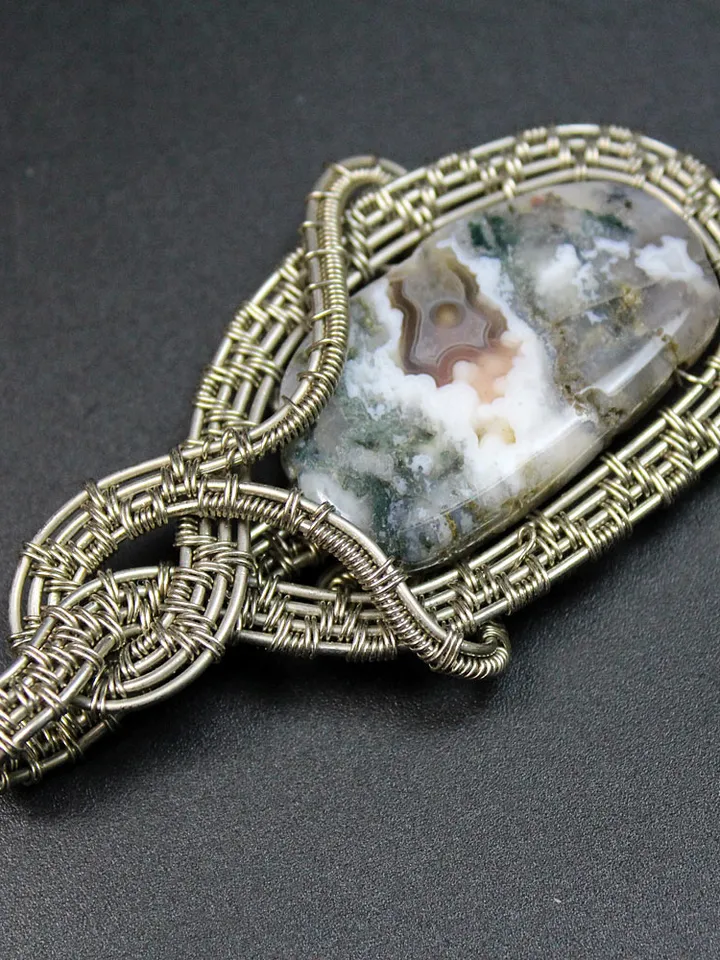 Pendant made of natural agate and wire nesilber.