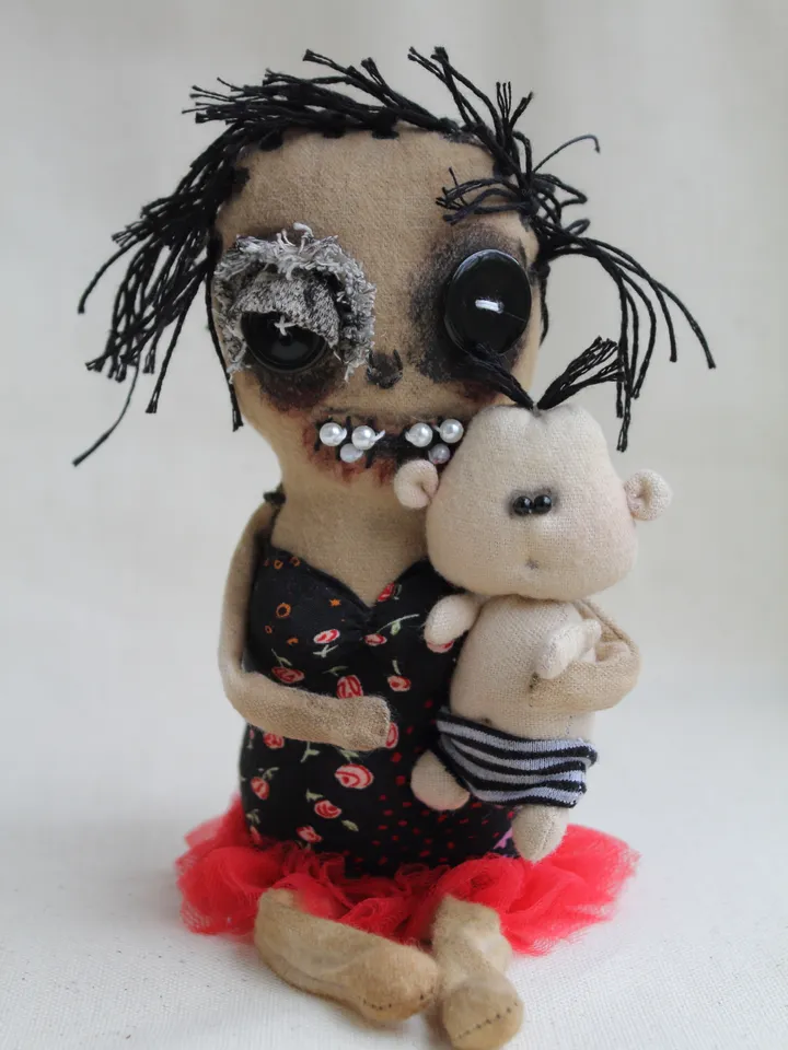 Halloween home decor . Primitive dolls mother and creepy cute child are handmade . Rag doll , Zombie doll . Fabric doll .