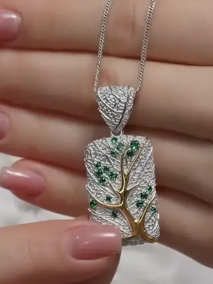 Women's neck pendant 925 sterling silver with scattering of nano-emeralds