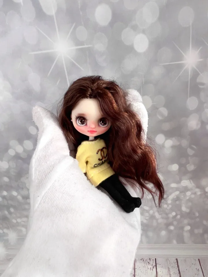 Reserve Sam . Glamorous Fashionista. Charming Petite Blythe doll with brown hair and brown eyes.